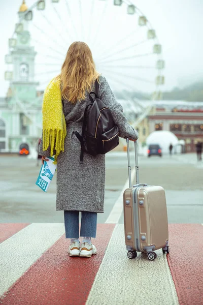 Mladá kavkazská turistka, která se dívá na památky — Stock fotografie