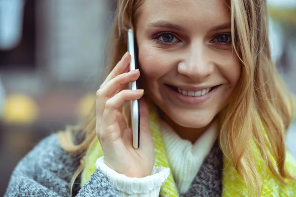 Feliz joven mujer sonriendo a la cámara — Foto de Stock