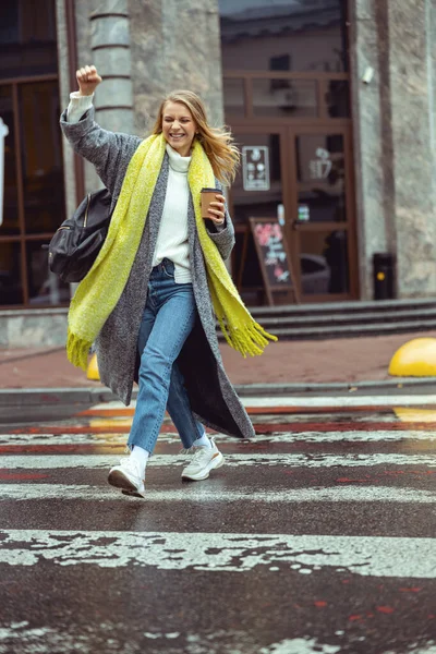 Glädjande ung vit kvinna njuter av livet utanför — Stockfoto