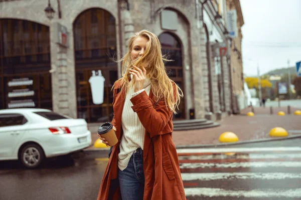 Mujer cubriendo la mitad de su cara con cabello suelto — Foto de Stock