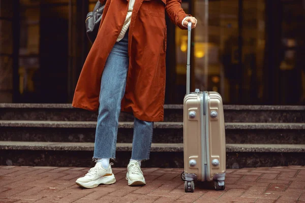 Caucasiano turista feminino em pé na rua — Fotografia de Stock