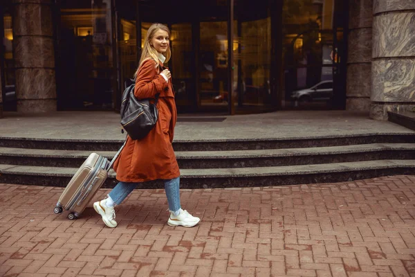 Lächelnde Frau geht an einem Bürogebäude vorbei — Stockfoto