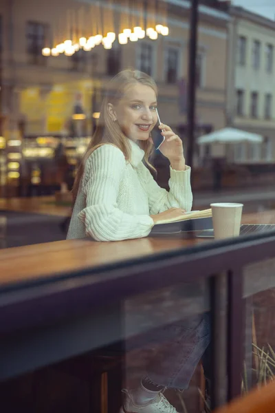 Счастливая дама наслаждается телефонным разговором в помещении — стоковое фото