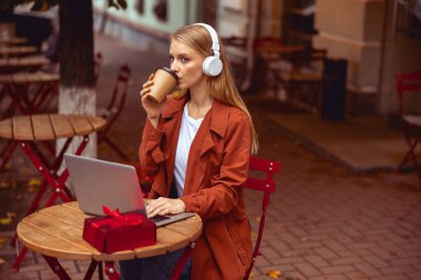 Genç öğrenci kahve içiyor.