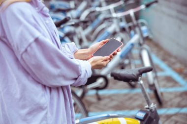 Bisiklet kiralayan genç bir kadın