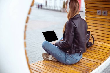 Genç modern kadın bilgisayarını açıyor.