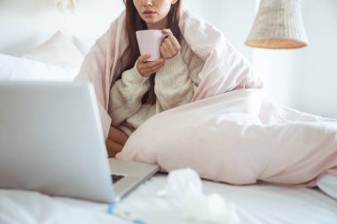 Film izleyen genç bayana yaklaş.