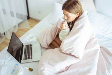 Negatif genç bayan çay içiyor.