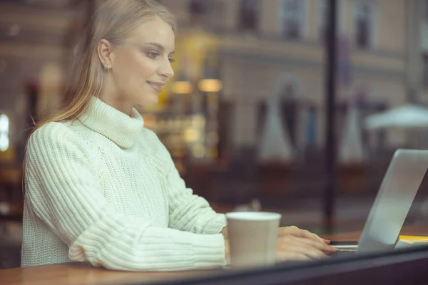Freelancer feminino escrevendo um artigo em um café — Fotografia de Stock