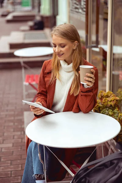 Κυρία που χρησιμοποιεί το κινητό διαδίκτυο σε ένα καφέ — Φωτογραφία Αρχείου