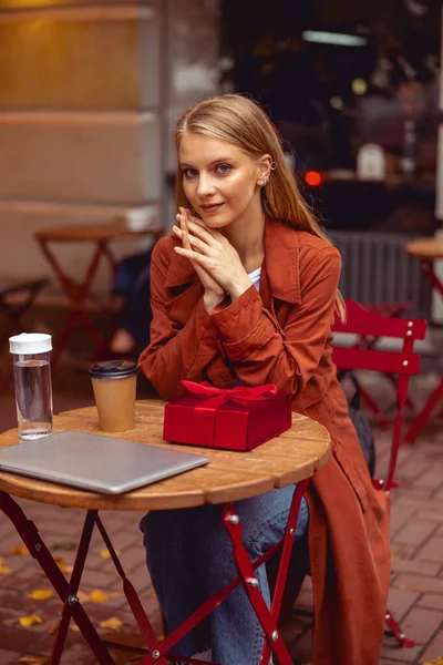 Girl in a street cafe looking forward — Stock Photo, Image