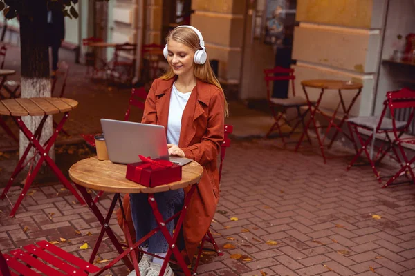 Freelancer feminino agradável se comunicando pela internet — Fotografia de Stock