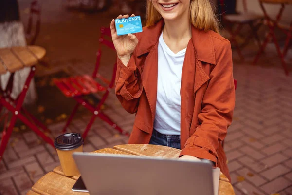 Fröhliche Dame mit Karte sitzt in einem Café — Stockfoto