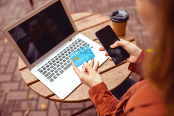 Mädchen mit Handy und Plastikkarte — Stockfoto