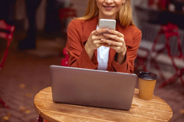 Freelancer met een mooie glimlach die buiten werkt — Stockfoto