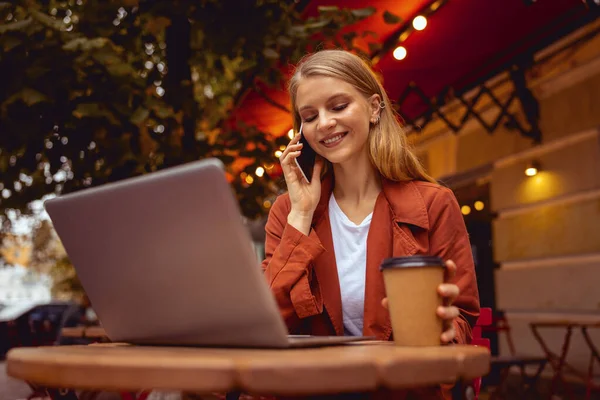 Glad söt kvinna talar på mobilen — Stockfoto