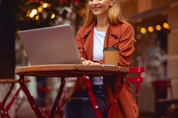 Blanke vrouw typt iets op de computer — Stockfoto