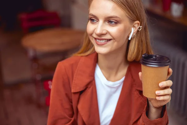 Χαμογελώντας κομψό όμορφη γυναίκα σε ασύρματα ακουστικά — Φωτογραφία Αρχείου
