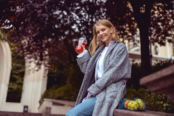 Junge stylische Dame lächelt in die Kamera — Stockfoto