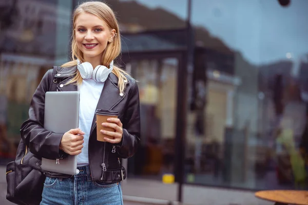 Freelancer moderno olhando na frente dela — Fotografia de Stock