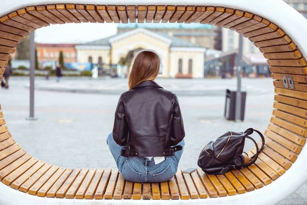 Kaukasische Mädchen mit lockeren Haaren entspannen im Freien — Stockfoto