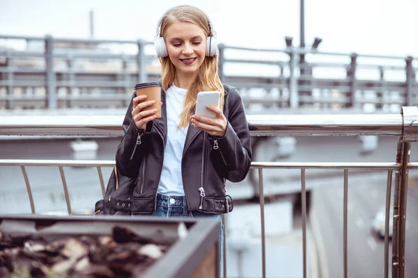 Stijlvolle goed gehumeurde moderne dame met behulp van haar gadget — Stockfoto