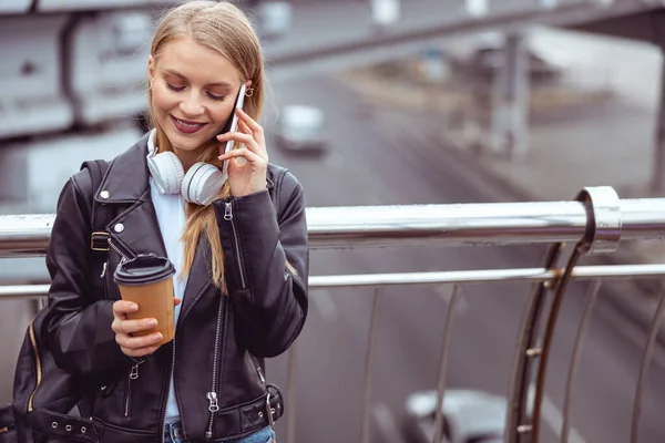 Millennial menina desfrutando de sua conversa telefone ao ar livre — Fotografia de Stock