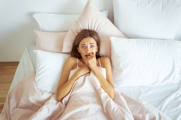 Emocional chica acostada en su acogedora cama — Foto de Stock