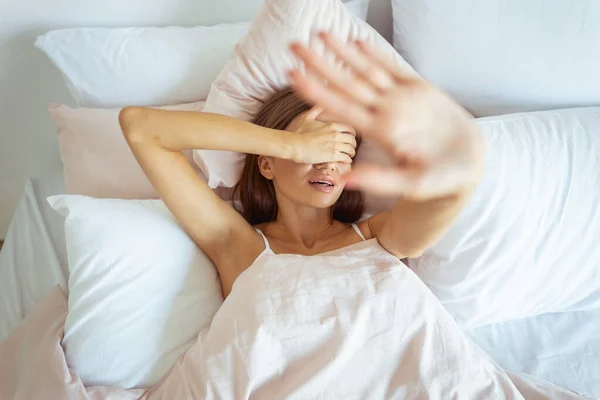 Chica aburrida declinando su madrugada levantarse — Foto de Stock