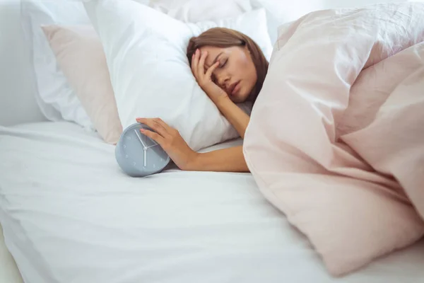 Mujer joven cansada va a despertar — Foto de Stock