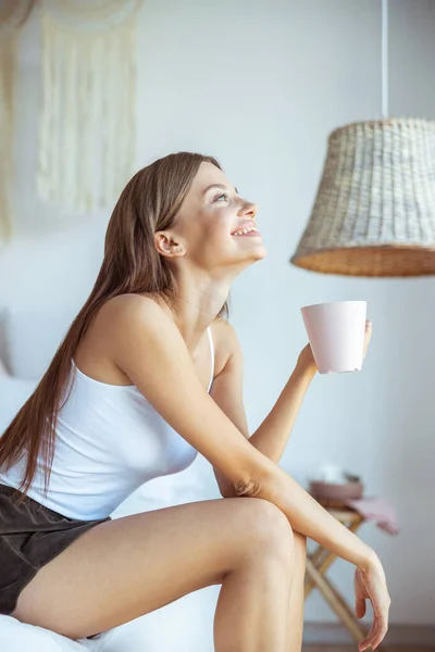 Increíble joven mujer disfrutando de su mañana — Foto de Stock