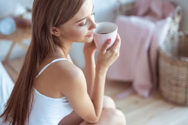 Encantadora chica de pelo largo beber aroma té negro — Foto de Stock