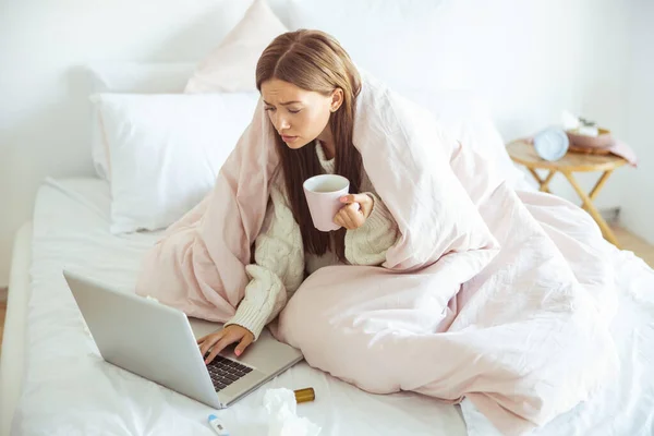 Concentrated girl reading income message on gadget — Stock Photo, Image