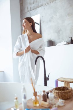 Mutlu kadın sabahını evde geçiriyor.