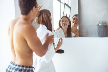 Camın önünde surat yapan mutlu çift.