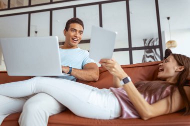 Tablet ekranına bakan keyifli uluslararası adam