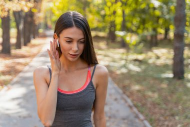 Güzel bayan en sevdiği şarkıyı arıyor.