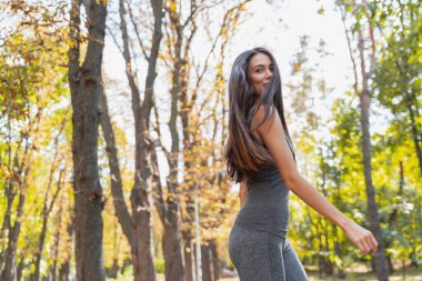 Güzel bayan sabah koşusunda eğleniyor.