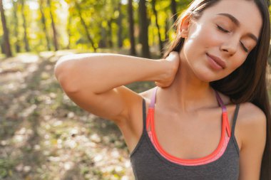 Eğitimden sonra boyun masajı yapan güzel bir kadın.