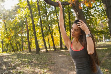 Güzel bayan sabah antrenmanını düşünüyor.