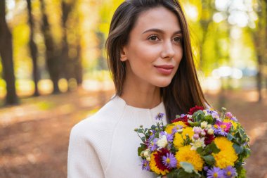 Güzel bayan izin gününde yürüyor.