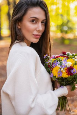 Randevusu sırasında yürüyen güzel bir genç kadın.