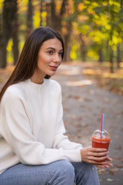 Güzel bayan parkta arkadaşını bekliyor.