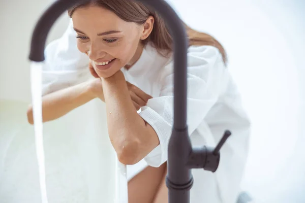 Gros plan de fille mignonne qui étant dans la salle de bain — Photo