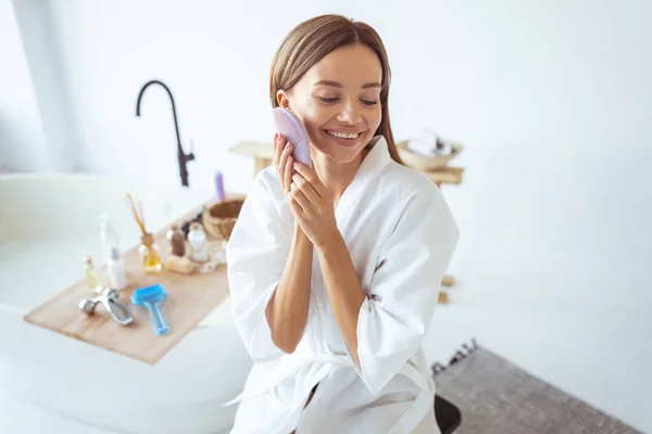 Chica encantada positiva disfrutando de su spa en casa —  Fotos de Stock