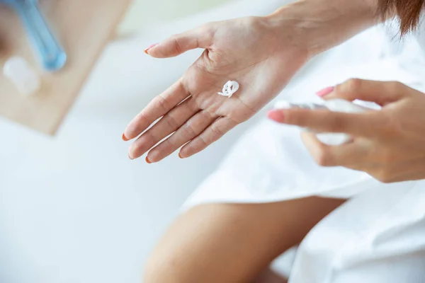 Photo concentrée sur la main féminine qui montre la lotion — Photo