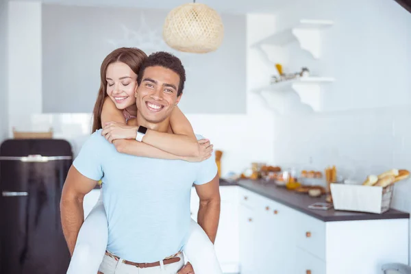 Fröhlicher Mann und Frau in der Küche — Stockfoto