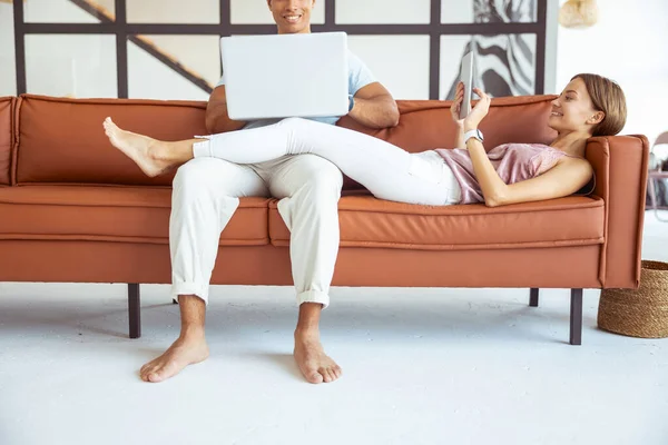 Agradável homem internacional trabalhando à distância no laptop — Fotografia de Stock