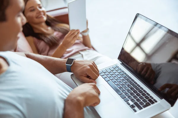 Foto focada no laptop que de pé sobre os joelhos — Fotografia de Stock