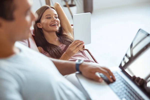 Relajada joven mujer leyendo buenas noticias de la tableta — Foto de Stock